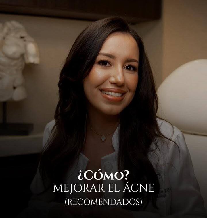 doctora explicando rutina de skincare para cuidarse del acné.