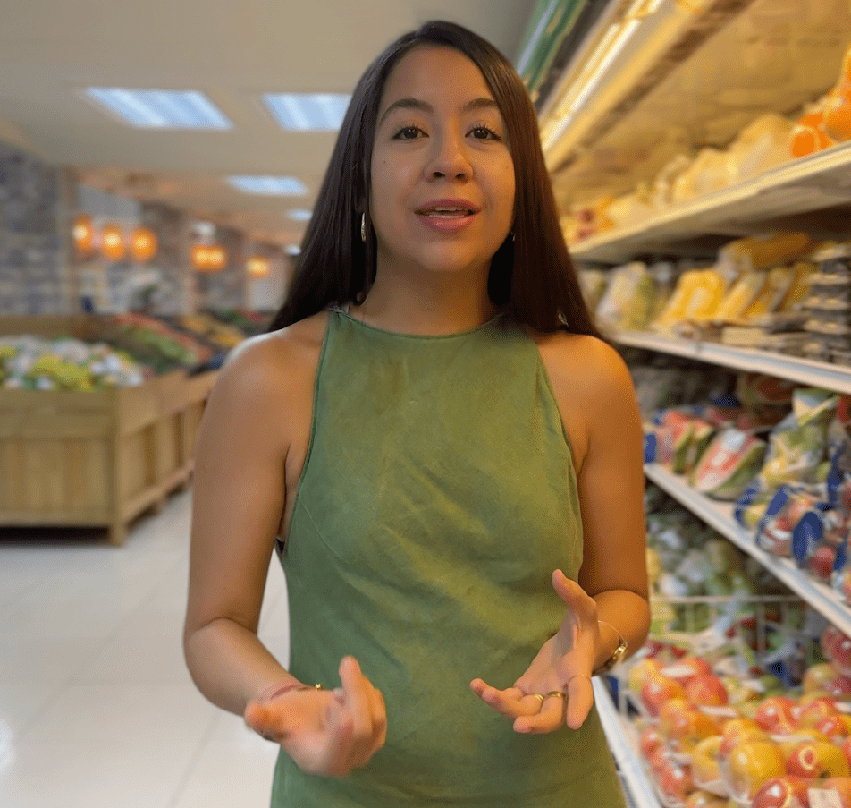 Chica feliz por una alimentación sana gracias a la medicina funcional.