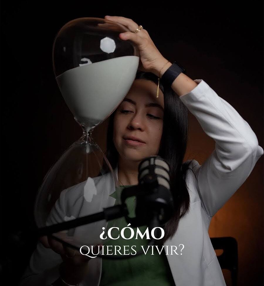 Mujer sosteniendo un bol con alimentos para hablar sobre deficiencias nutricionales.